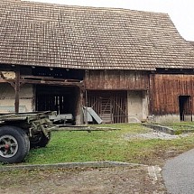 Liebenswiller, à 3 min. Leymen / proche frontières Suisse Biel Benken, Tram no 10. Env. 15 - 25 min Bâle/Novartis/Roche et ISB Reinach et Aesch: Maison de village/corps de ferme à rénover + grange avec grand potentiel. Situation très idyllique, ensoleillée + au calme, impasse sans circulation! 