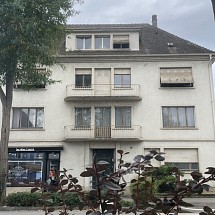 Saint-Louis / Centre ville / à deux pas de la frontière CH, Bâle, Novartis: Immeuble de 5 appartements (charme et cachet assurés!) + 1 local commercial, 1 logement env. 75 m², 2 F 5 env. 150 m², combles avec 2 Càc + gr. potentiel d'aménagement supplémentaires. Situation idyllique, à deux pas de toutes les commodités à pieds!