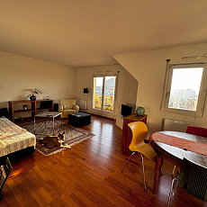 St. Louis centre, proche fleuve Le Rhin, Centre, Bâle, A 35 + A 5, Palmrain. Calme & ensoleillé, short distances: Très bel appartement lumineux et traversant env. 85 m² / salon-séjour env. 27 m² + cuisine séparée + loggia env. 15 m² / 2 chambres, 1 salle de bain. Situation préferée, proche du centre à pieds, à deux pas de toutes les commodités, vue sur les Vosges + Forêt Noire!