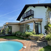 Louée - bereits vermietet - already rent *** Leymen frontière CH, sur hauteurs, proche Landskron, Flüh + Biel-Benken, Tram; 15 - 20 min env. à Bâle & Reinach/Aesch ISB: Excellente Maison historique, fortifiée en pierre de taille env. 240 m² sur 8,5 ares, piscine, cour / entrée représentative, puits décoratif / 5 chambres, 3 Sdb, mezzanine, cave / salon-séjour, poêle à bois + véranda, bibliothèque env. 50 m² / belle cuisine + cellier / balcon, vue unique + panoramique / Situation exceptionnelle 20/20, high privacy! 