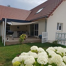 Seppois, Sundgau, à 2 pas du Golf de Largue/Mooslargue, véloroute E 6, à 10-35 min Ferrette, Hirsingue, Delle, Altkirch, Bâle: Villa Plain Pied en L / BBC écologique LUTZ, A + B / env. 110 m² + 40 m² potentiel / gr. salon-séjour, baies vitrées, plafond cathédrale + cuisine US env. 45 m² / 2 grandes chambres, 1 bureau (2 chambres en plus possible) / 2 WC, 1 salle de bain de luxe / accès sur belle terrasse en bois, partiellement couverte. Situation idyllique, vue panoramique village, église + cigognes, la pleine nature et La Largue!
