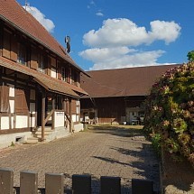 V e n d u e -------  À 10 min de Dannemarie, en lisière de rivière; env. 40 min de Bâle/20 min Belfort: Beau corps de ferme à rénover env. 250 m² + grande grange env. 350 m² (sur 2 niveaux) / salon avec kachelofe, salle à manger et cuisine / 4 chambres, 1 bureau, 1 salle de bain et 1 salle d'eau. Village sundgauvien très sympa en bordure de la Largue, très au calme!
