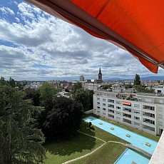 v e n d u ----- Vivre à Mulhouse proche du Centre! À 5 min à pied de la gare/TGV, à 10 min de l'A 35, env. 30 min de Bâle, Colmar: Magnifique attique env. 220 m² / grand espace de vie avec bibliothèque et accès sur terrasse panoramique env. 60 m² en U, cuisine haut de gamme / entrée XXL env. 20 m² / 4 chambres (placards intégrés sur mesure), parquet + marbre / 2 salles de bain. Situation calme, proche de toutes commodités à pieds!