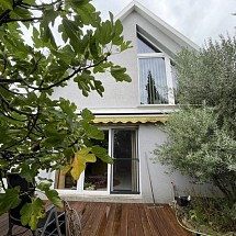 Sect. Bartenheim / Rosenau / Village Neuf / St. Louis La Chaussée; à 5 - 10 min A 35, Airport, Bâle, Allemagne, A 5: Belle maison env. 115 m² / beau salon-séjour avec plafond cathédrale (+ accès terrasse en bois) + cuisine ouverte env. 45 m² / 3 chambres (+ accès balcon), 1 mezzanine, 1 salle de bain, 1 balcon. Situation centrale, proche de toutes commodités!