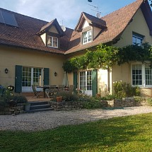 Secteur Leymen / Oltingue / Bettlach / Hagenthal, à 2 pas de Ferrette. 20 - 30 mn Bâle, Aesch ISB, Reinach, Weil a. Rhein, DE: Maison familiale d’architecte avec beaucoup de charme, 220 m2.
Rez-de-chaussée :
Salle à manger/séjour ouvert avec insert cheminée et bow-window.
Cuisine superbement équipée avec îlot, coin-repas ainsi qu’un espace bureau. Double accès à une terrasse spacieuse orientée plein sud avec vue sur le jardin, la forêt et le massif du Jura suisse.
Garage à deux voitures avec espaces de rangement.
Etage :
Suite parentale avec dressing, salle de bain et balcon. Trois autres chambres, une seconde salle de bain, WC séparés et pièce bureau.
Sous-sol :
Grande salle de jeux, atelier, cellier pour vin et chaufferie avec une pompe à chaleur installée en 2022.