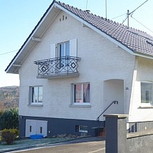 l o u é e - rent - bereits vermietet: Axe Leymen - Ferrette, Secteur Vallée de Leymen (Leimental), Oltingue / Wolschwiller / Burg im Leimental / Biederthal. Très belle maison env. 125 m² / bel espace salon-salle à manger / cuisine séparée / 3 chambres, 1 salle d'eau  / véranda avec accès terrasse et petit jardinet / balcon / combles. Situation ensoleillée et vue dégagée!