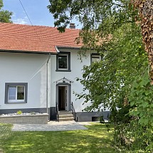 v e n d u e  ----------  Axe Leymen - Ferrette, Secteur Lutter, Raedersdorf, Oltingue; à env. 10 min Tram Rodersdorf/CH à Basel, env. 15 - 25 min €-Airport, Bâle/Novartis, ISB Reinach: Maison bi famille env. 160 m² / 2 salon-séjour, dont 1 d'env. 30 m² / 2 cuisines neuves / 4 chambres, 2 salles de bain neuves. Situation idyllique en bordure de ruisseau, au calme!
