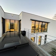 Vendue----  Mulhouse couronne Sud-Ouest, Sect. Brunstatt/Didenheim/Zillisheim, à env. 5 - 35 min de A 36+RN 83, Mulhouse/Gare, Altkirch, Airport, Bâle, Colmar: Villa de standing & contemporaine, très au calme, vis-à-vis forêt, architecture sophistiquée. Env. 140 m² s.h. / 3 - 4 chambres, 2 SdB, dressing XXL / superbe salon-séjour avec magnifiques baies vitrées / cuisine moderne / différentes terrasses de rêves S-E...
