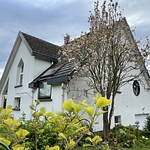 v e n d u  ----------  Couronne de Mulhouse N-E, Sect. Baldersheim, Sausheim, A 35 + 36: Magnifique maison 135 m² env., salon-séjour + cuisine + bar, cellier 40 m² / 4 Càc, 2 Sdb / 2 sorties terrasses + jardin soigné, arboré / baies vitrées, chauf. sol + radiateurs, cheminée / piscine de luxe, terrasses surélevées... Situation très au calme, voisins à distance!
