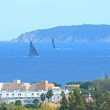 V e n d u e  ----  Sect. Bormes les Mimosas / Le Lavandou, a env. 10 - 40 min des plages, Le Lavandou, de Hyères Airport, de St Tropez & Toulon: Belle maison env. 150 m² sur 2 niveaux composée de 2 T4 / 2 cuisines, 2 salon-séjours, 5 chambres, 1 salle de bain et 1 salle d'eau. Située proche des commerces, vue imprenable et panoramique sur la mer...