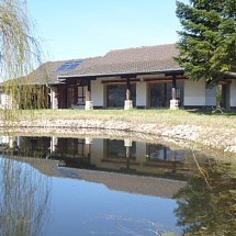v e n d u e  ---   Axe Bâle-Ferrette, à env. 7 - 20 min de Waldighoffen, Leymen, Airport, A 35, Bâle: Propriété d'exception de 320 m² env. avec biotope, 2 étangs, ruisseau, pré, petit bois, abris moutons et chevaux, verger. Salon 80 m², 6 accès terrasse / sàm 32 m², cuisine 30 m² avec baies vitrées / 4 Càc, 3 Sdb, dressing / XXL entrée et mezzanine, grand loft / piscine intérieure, cave à vin, terrasse 120 m²...

