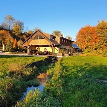 Axe Leymen - Ferrette, Secteur Lutter, Raedersdorf, Oltingue; à env. 10 min Tram Rodersdorf CH à Basel, env. 15 - 25 min Airport, Bâle/Novartis, ISB Reinach: Dans un ancien moulin transformé en copropriété (3 Lots en tout). Lot 1 avec 1 spacieux appartement 143 m² / grand espace salon-séjour, cheminée, salle à manger & cuisine env. 80 m² / 3 chambres dont 2 parentales (1 SdB + 1 Sd'eau, buanderie), 2 WC, 1 bureau, 1 dégagement, 1 cellier. 1 gr. terrasse + pergola, cour ouverte. Lot 2: un charmant Studio / atelier de peintre en duplex / avec séjour, cuisine, salle de bain + WC + buanderie, dressing / mezzanine + 1 chambre / terrasse / accès indépendant. Situation idyllique & calme, cour ouverte, ruisseau (L'Ill) attenant.
