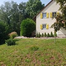 Proche Belfort, env. 5 - 40 min du Lac de Malsaucy, Sermamagny (70), Ballon d'Alsace, Giromagny, 1 h de Bâle: Propriété de charme env. 230 m² / grand salon-séjour avec cheminée, hauts plafonds / baies vitrées, 2 sorties terrasses, belle cuisine / 4 chambres, 1 mezzanine, 1 dressing, 2 salles de bain. Situation très calme, cadre 100 % nature, en bordure d'un étang, aux pieds des Vosges!
