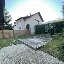 Louée - bereits vermietet - already rent *** Leymen, proche centre & Biel Benken. Village avec Tram no. 10 pour Basel; env. 12 - 20 min Aesch, Bâle / Roche, Reinach / ISB: Belle maison accolée env. 125 m² / salon-séjour env. 25 m² avec accès jardin, cuisine séparée env. 20 m² / 4 chambres, 1 salle de bain / Situation calme, ruelle sans circulation!