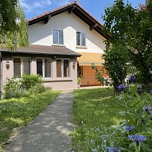 v e n d u e --- Axe Altkirch - Mulhouse, à 2 pas A 36. 10 à 35 min de Altkirch, Illfurth, Landser (Don Bosco), Mulhouse, Airport, Bâle, Colmar: Belle maison avec charme et cachet env. 160 m² / salon-séjour double, gr. cuisine séparée avec coin repas / 5 chambres, 2 salles de bains, 2 WC. Situation agréable, proche de toutes commodités!