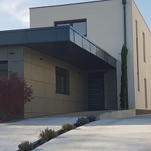 V e n d u e  ---  Sect. Neuwiller / Schönenbuch / Leymen / Hégenheim; Basel env. 15 min: Maison neuve contemporaine env. 215 m², DPE A + A / Domotique / Salon-séjour env. 70 m², grandes baies vitrées, accès terrasse XXL / 4 chambres dont 1 suite parentale (env. 30 m²), 3 Sdb / 3 dressings. Situation très au calme, proche des champs, forêt, idéale promenade, jogging, VTT, dog walking...