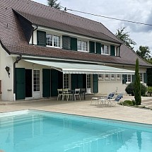 Louée / vermietet / already rent*** Axe Bâle-Mulhouse, Sect. Bartenheim/Sierentz, à 5 min de la gare & A 35, 15 min Bâle. Sur les hauteurs: Très belle maison env. 300 m² avec parc env. 25 ares. Salon séjour, parquet chêne massif + cheminée env. 85 m² / 4-5 chambres dont 1 master ensuite, placards intégrés / 2 Sdb. Situation idyllique + recherchée, proche de toutes commodités à 2 pas et à pieds, au calme!