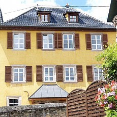 v e n d u e ---- Vignoble d'Alsace proche Colmar, Sect. Herrlisheim / Eguisheim: du 16è siécle, Château d'exception en état impeccable. Env. 260 m² / 4 chambres + Loft / Tourelle, 2 SdB / Salon-séjour env. 55 m². Top situé, dominant avec vue dégagée 360 °, très au calme. Terrain de 7 ares...